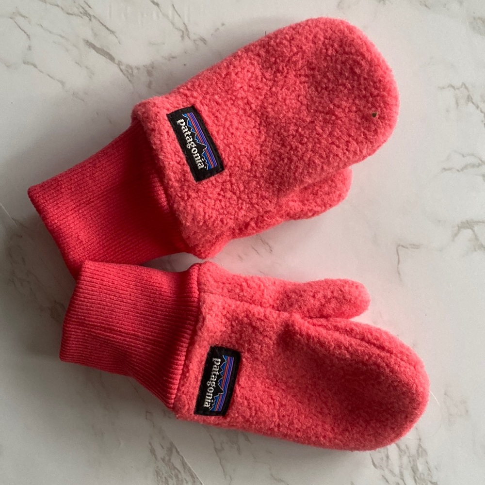 EUC Patagonia infant mittens 0-3 months
